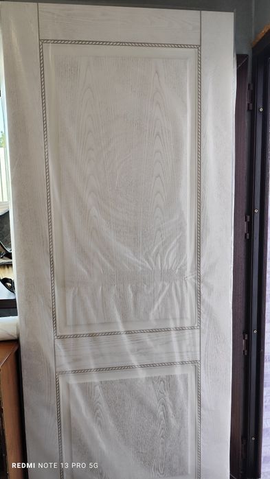 Продаю дверь с коробкой.
