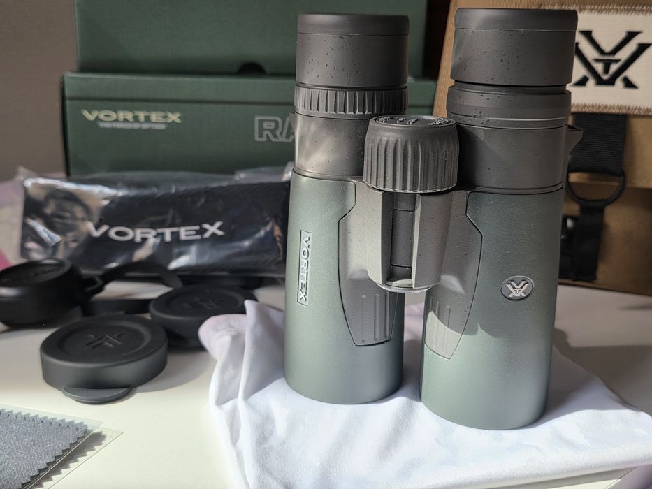 Binoclu Vortex Razor HD 8x42