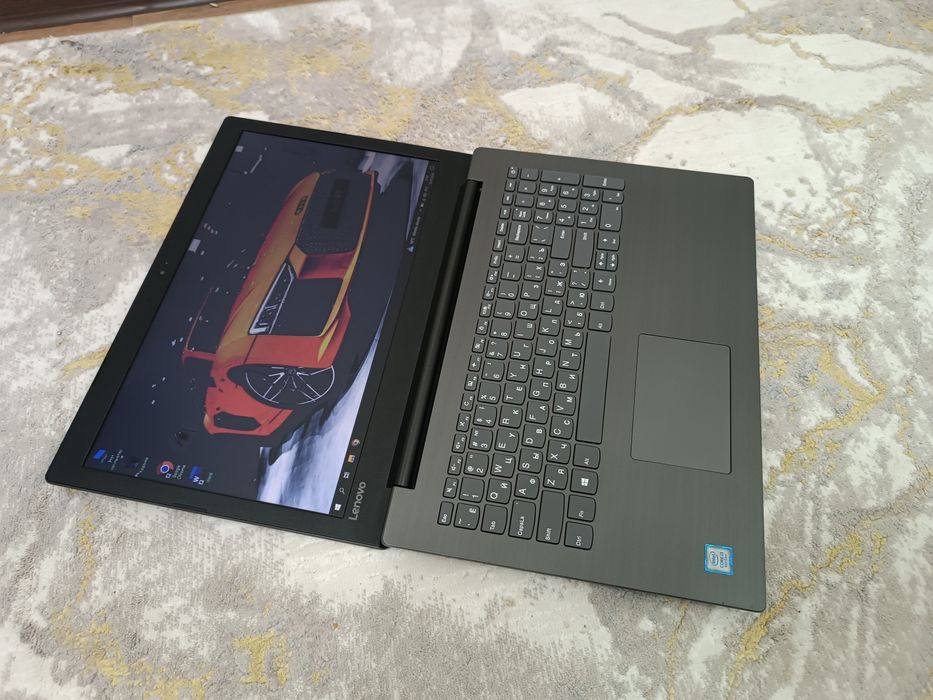 Ноутбук LENOVO i3-8 SSD Windows 10 Pro.