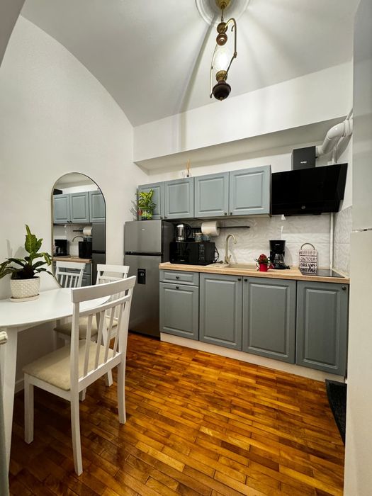 Vind locuință ultracentral str. Nicolae Bălcescu.