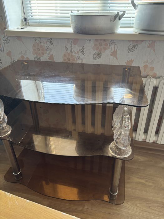 стеклянный стол.