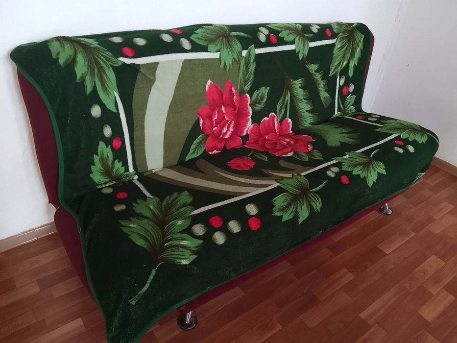 Продам диван бордовыи за 2500