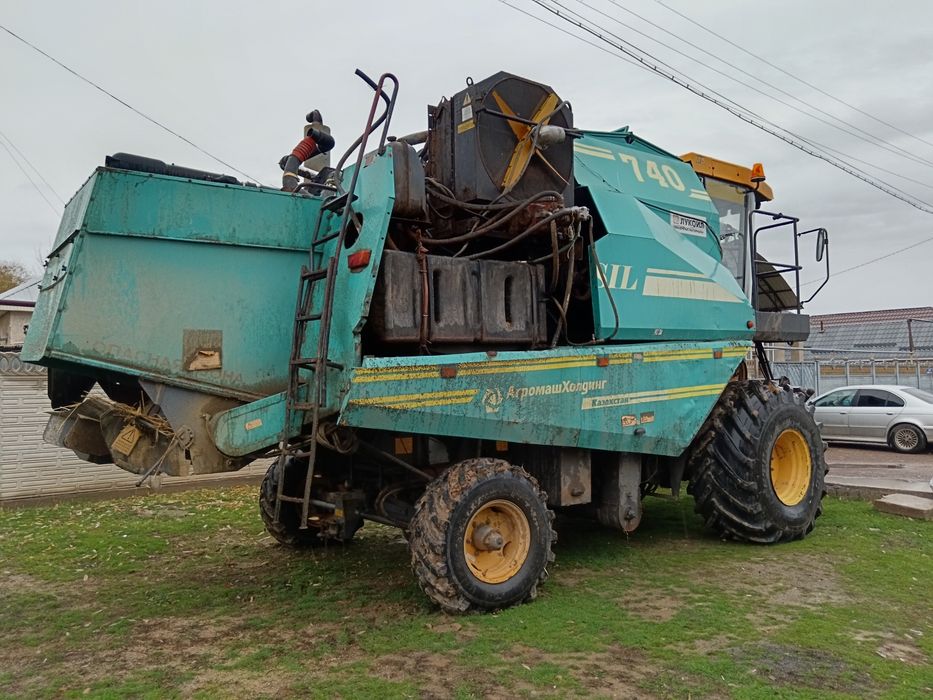 Комбайн Essil на ходу