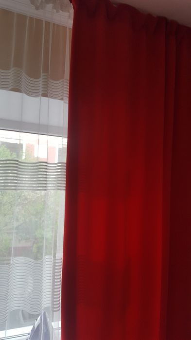 Готовые шторы, в красивом  красном  цвете.