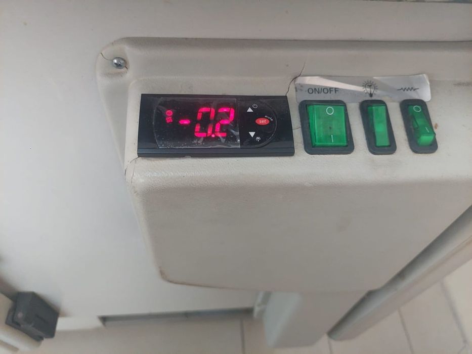 Продам холодильную витрину 1.5 м