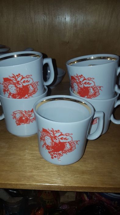 Бокалы,посуда,чайники.