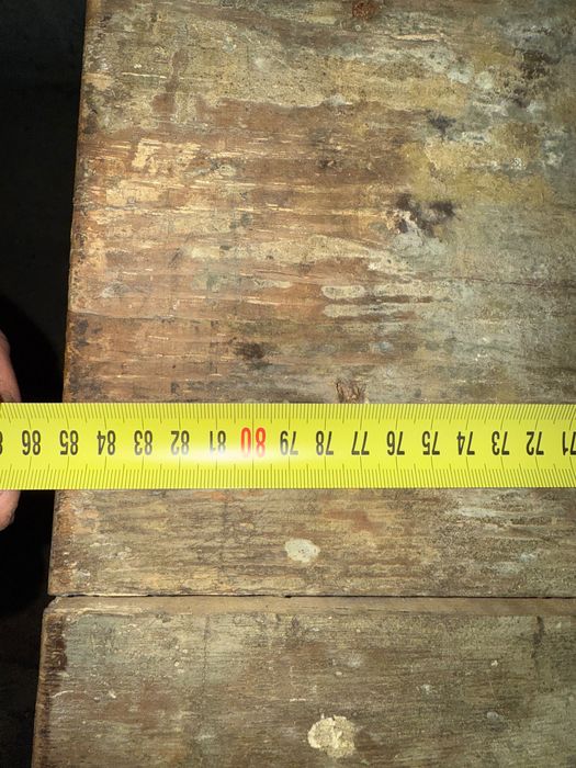 Малка дървена маса