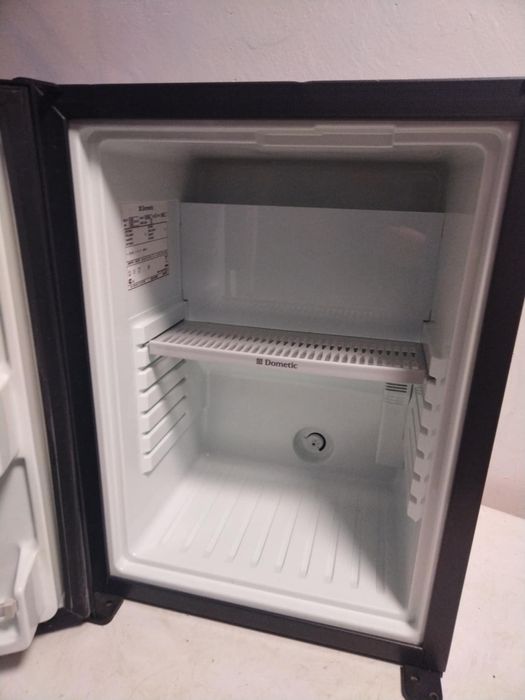 Амонячен хладилник тип мини бар.
DOMETIC RH438D с обем 30 литра.
Ниска