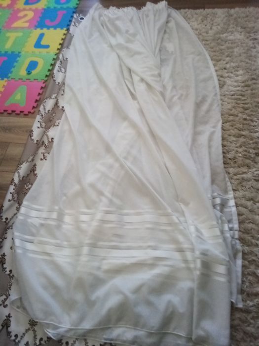 Vând draperie cu model