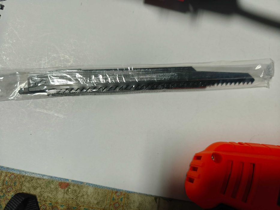 Mini fierastrau tip sabie cu 2 acumulatori