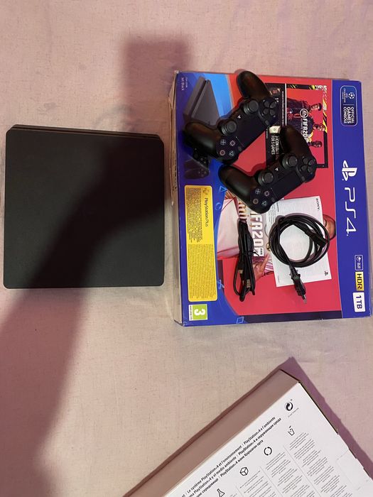 PS4 1TB + 2 джойстика и 6 игри