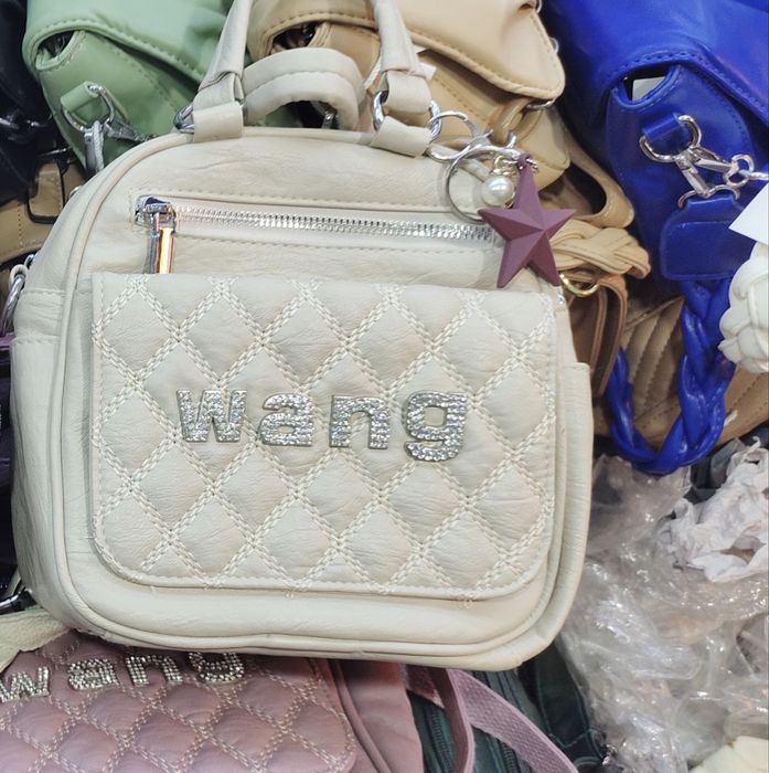 Рюкзаг молочного цвета, вместительный, имеется много карманов, мягкая