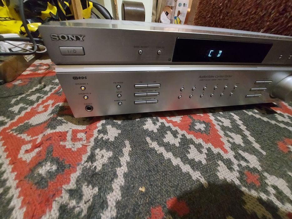 Два броя усилватели