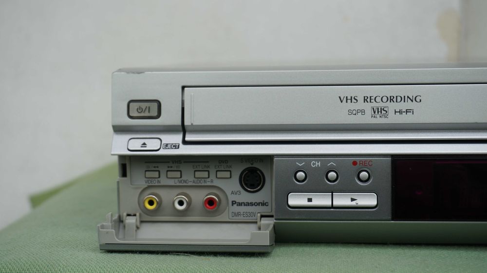 DVD recorder combo cu VHS Panasonic DMR-EV30 SQPB