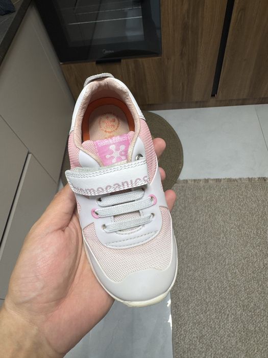 Продаю кроссовки для девочки