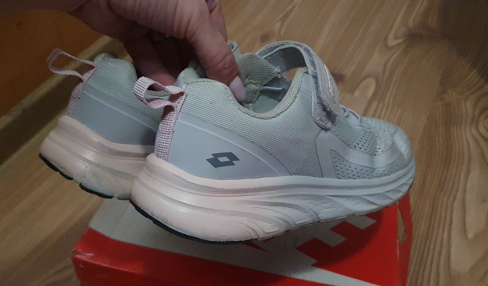 Adidasi Nike air max  32