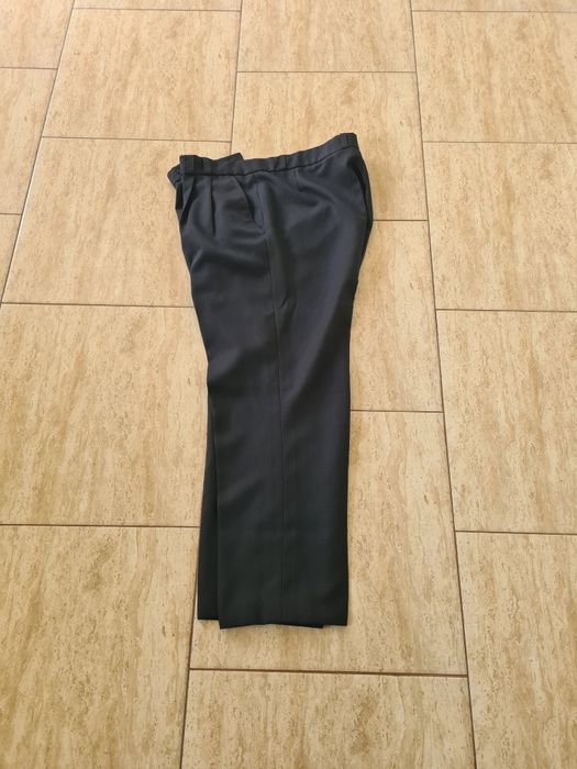 Vind pantaloni bărbați cu fermoar  în stare bună  115 lățime  și 105 L