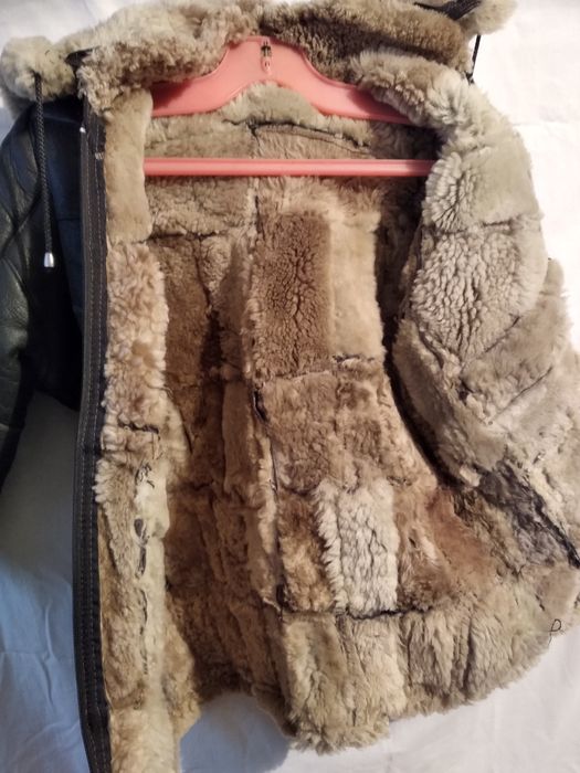 Детско палто от естествена кожа.