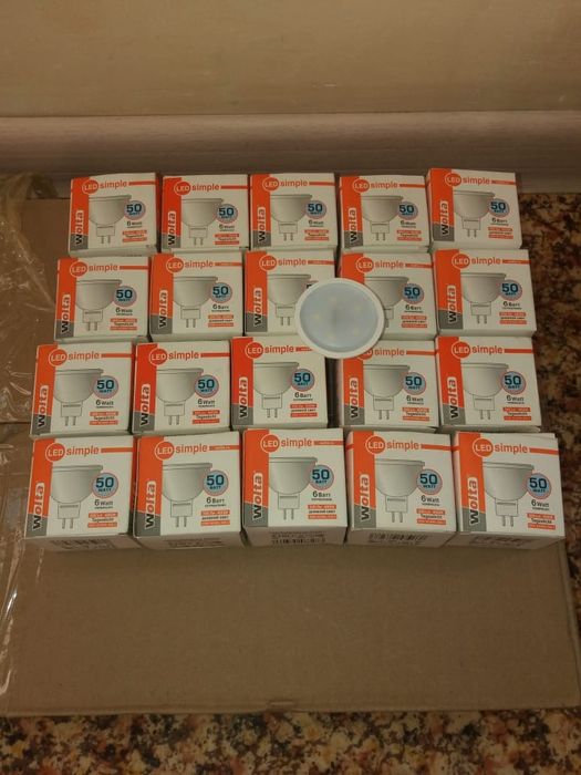 Лэд лампочки и потолочные споты.