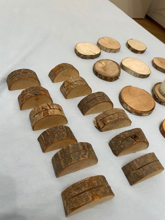 Vând 12 suporturi pentru numere masă și 12 suporturi lumânări