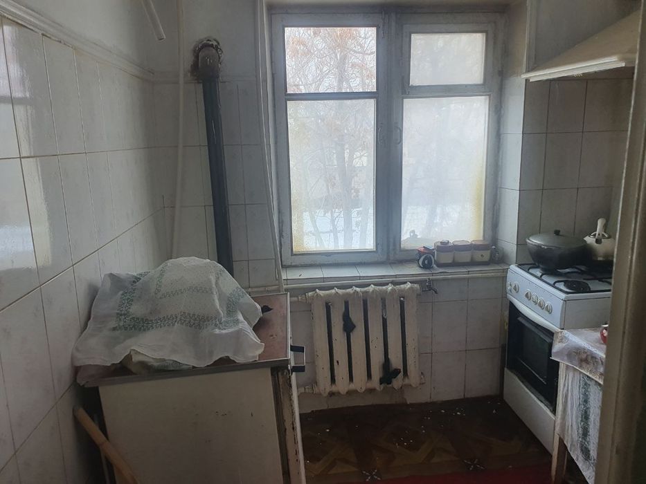 Шарк бозори оркасида 2 хонали квартира сотилади