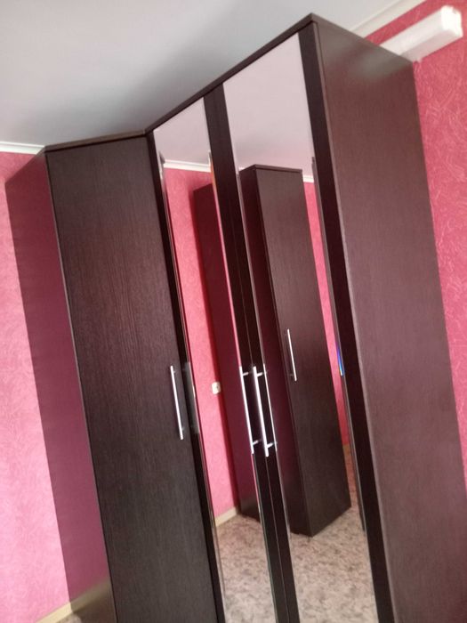 Угловой и плательный шкафы