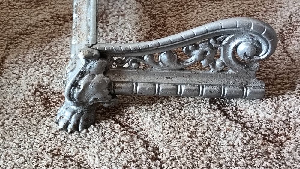 Cadru cenușar vechi din fier turnat pentru teracotă sau șemineu