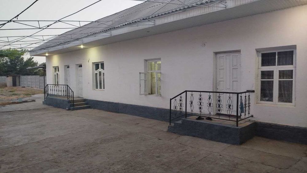 Hovli sotiladi 16 sotix 5xona yashaydigan 3 xona paltara etajka