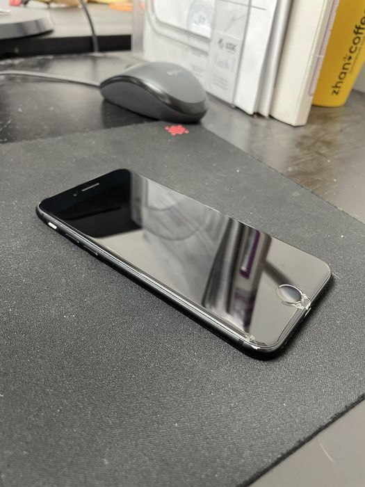 Продам Iphone SE 2020