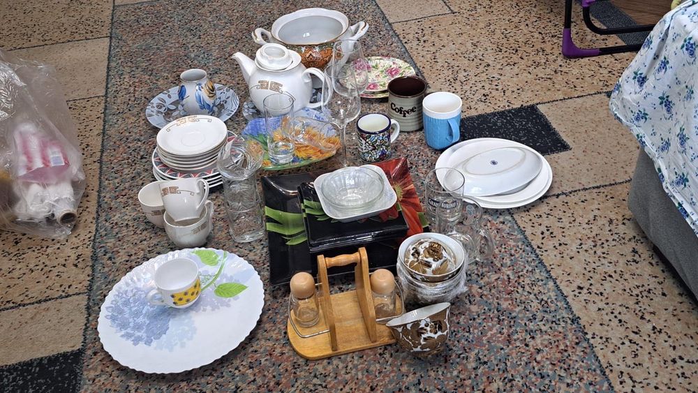 Кухонные тарелки кружки посуда