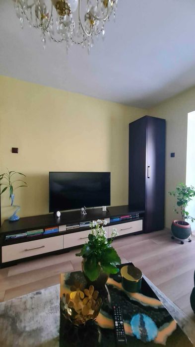 Living de vanzare cu masa si 4 scune
