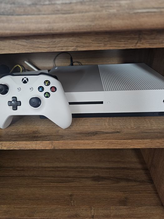 Vand x box one s  memorie 1 tb,cu 6 jocuri