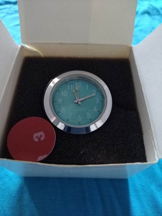 Часовник за автомобили и капачки за вентили с логото на vw