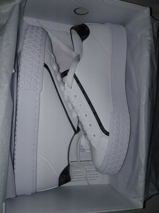 Adidasi din piele albi, marca Guess marime 39, noi, nefolositi