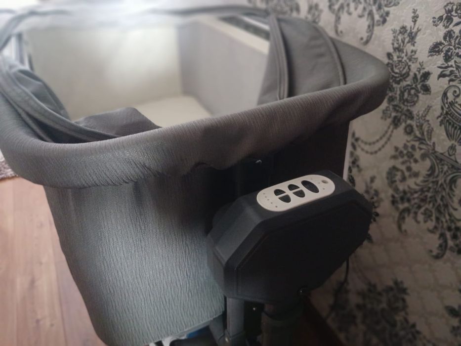 Продам манеж-кровать на колесиках..