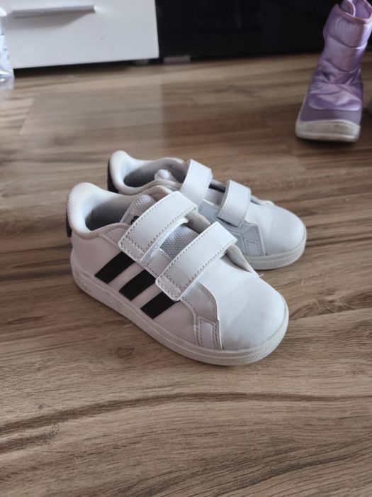 Adidași unisex mărimea 26