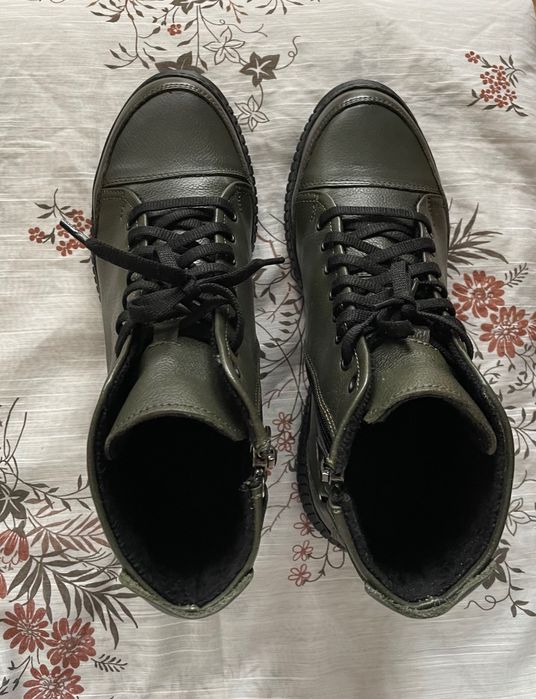 Маслинено зелени боти