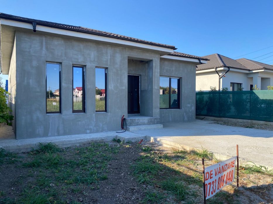 Casa de vanzare la intrare pe partea stanga