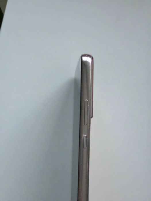 Продавам  запазен телефон