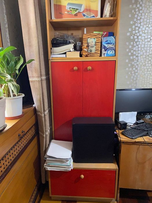 Два шкафа деревянные. Подойдут как для детской комнаты или как офисный