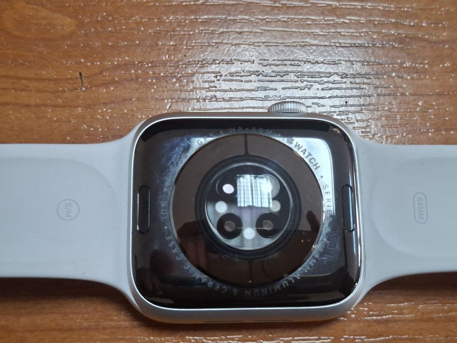 Продавам часовник Apple series 6(за части)
