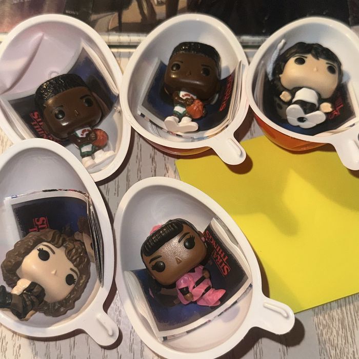 Обмен фигурок очень странные дела kinder joy