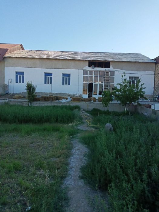 Katta hovli sotiladi