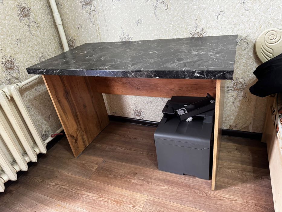 Продам стол и шкаф . Город Семей 50000