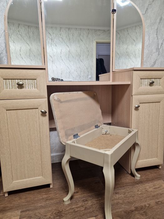 Туалетный столик или трюмо со стульчиком