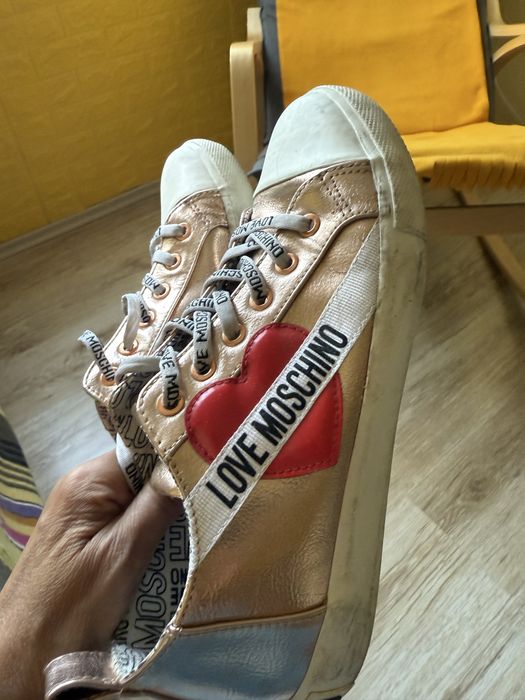 Оригинални сникърси Москино.