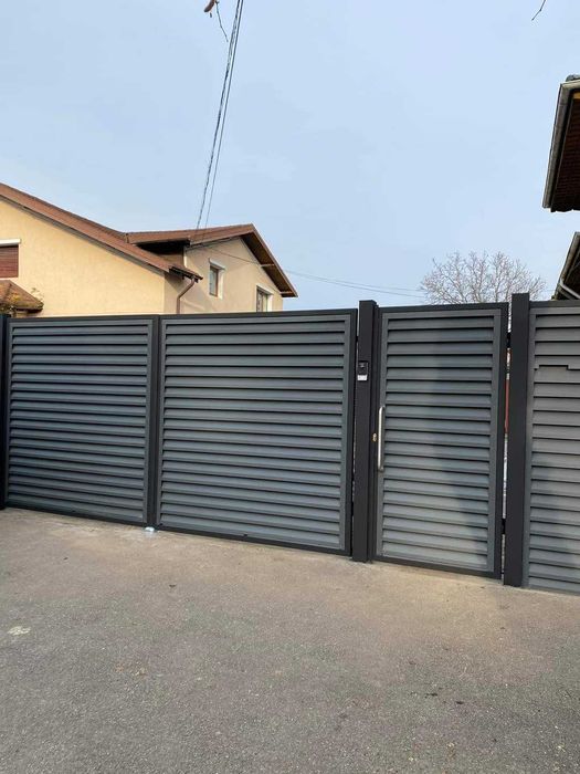 Garduri din panouri stil jaluzele, sipca metalica, tabla, plasa si BCA