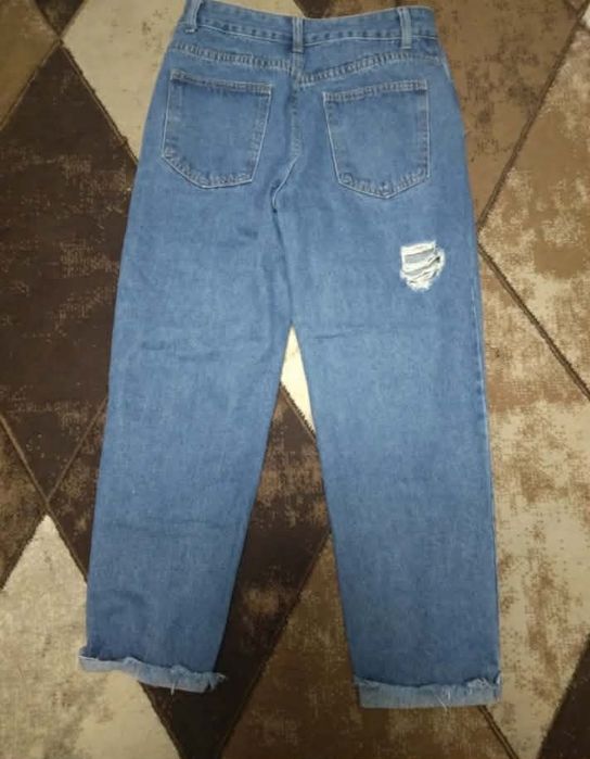 Blugi  rupți ne purtați