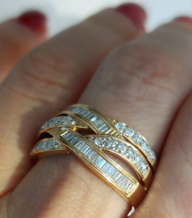 Продам роскошное золотое кольцо