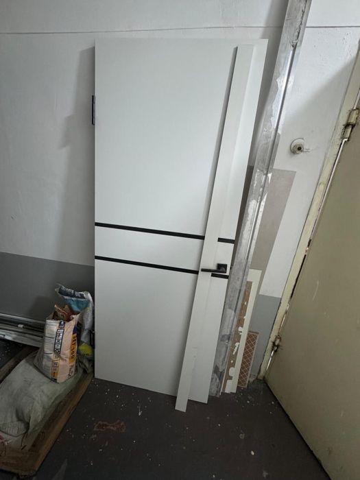 Дверь и шкаф бельевой